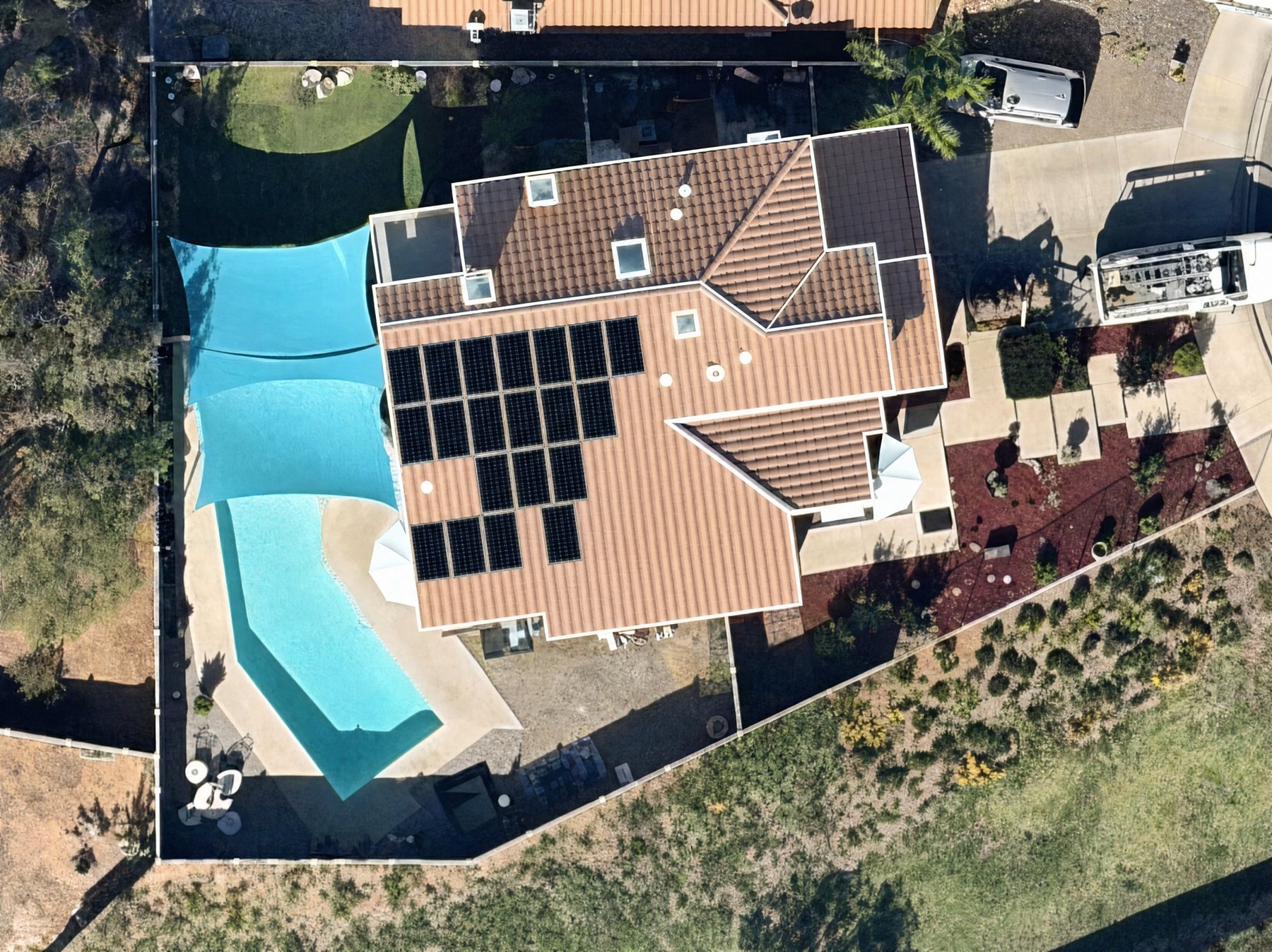 Diseño solar para BO Cupey Alto — vista aérea con 10 paneles distribuidos en 2 filas de 5 sobre el techo